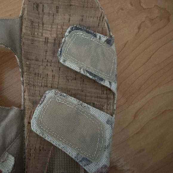 🍉Baretraps sandals 9 1/2 GUC, Velcro tan with floral pattern - Picture 7 of 10